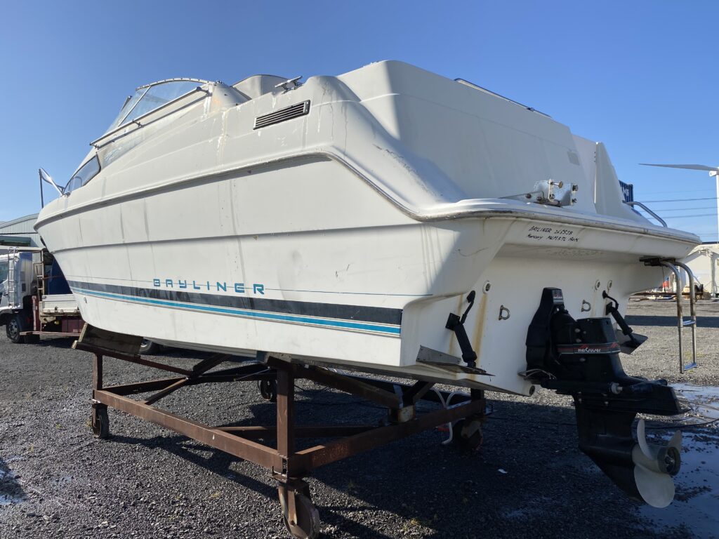 BAYLINER　2655SB　Marcury　MCM5.7L　190PS 船体画像