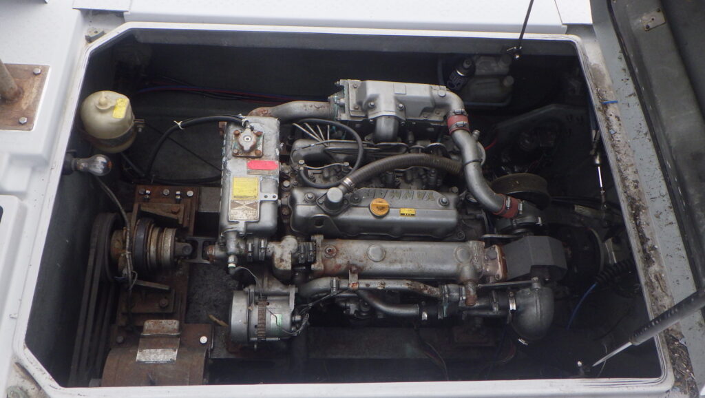 YANMAR DE28　4LMエンジン画像
